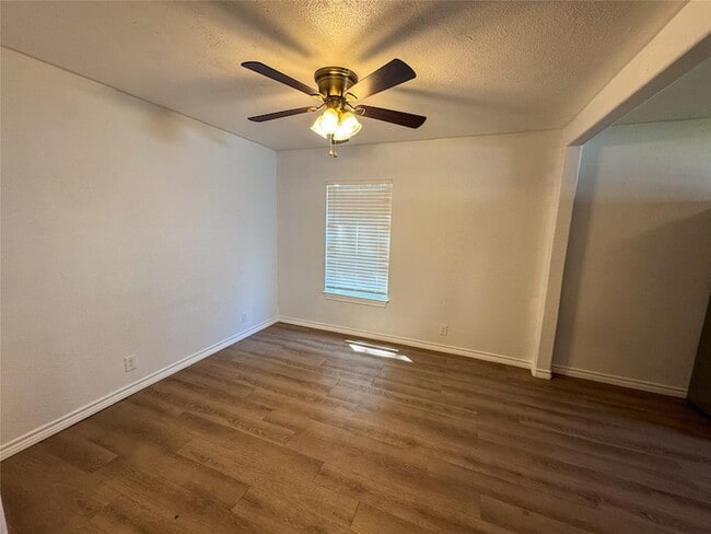 Building Photo - 910 S Austin St