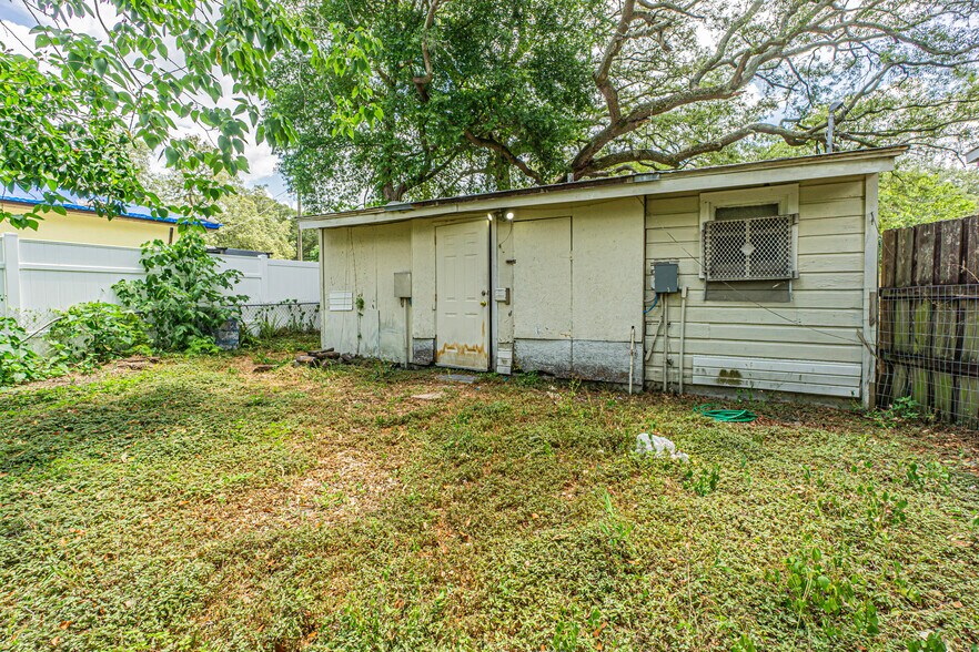 Building Photo - 10704 N Annette Ave