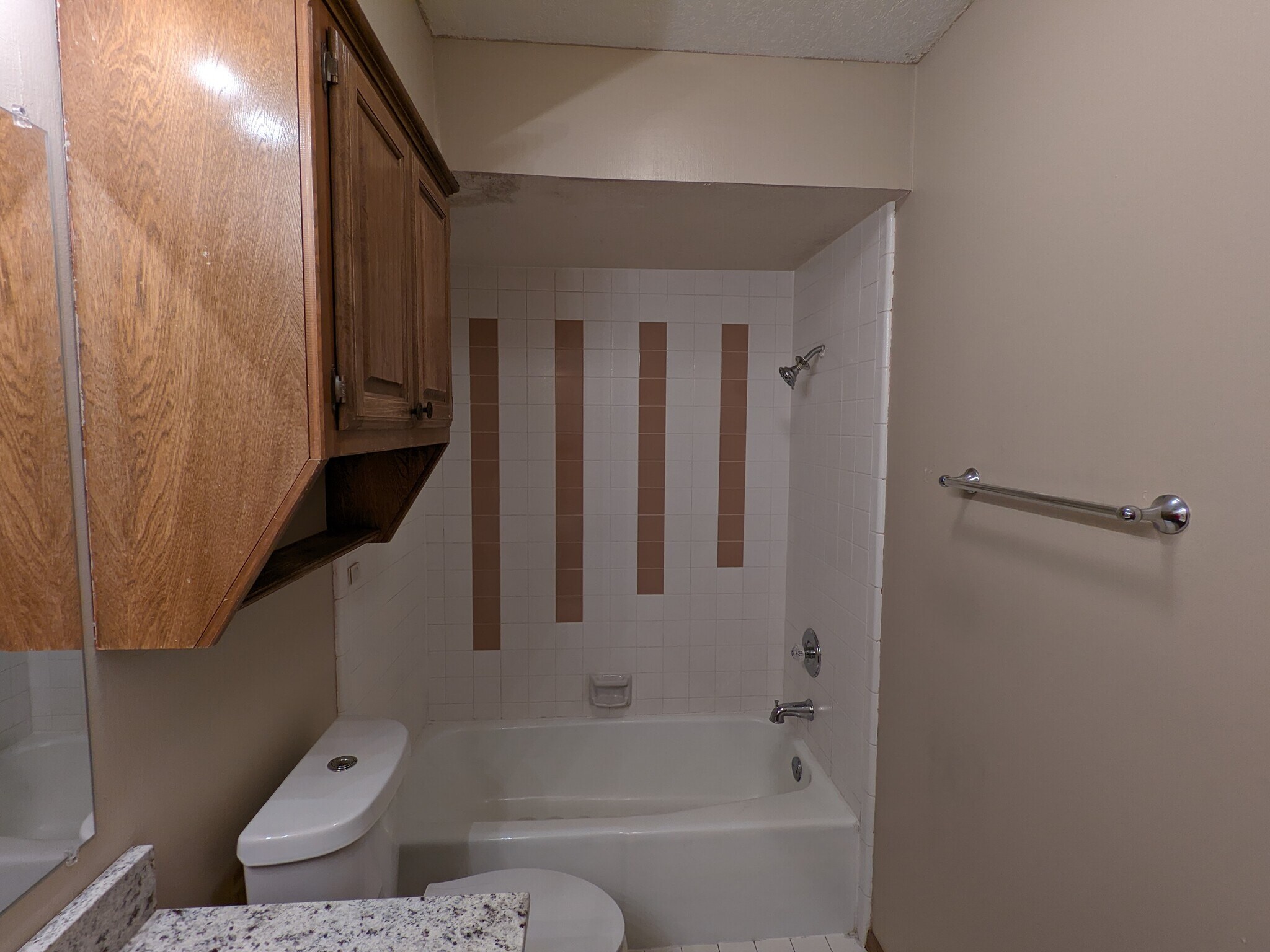 Hallway Bathroom with shower/tub - 1616 Julie Plz