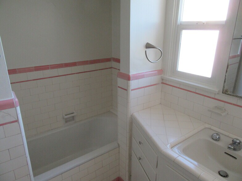 full bath shower side - 905 Coronado Dr