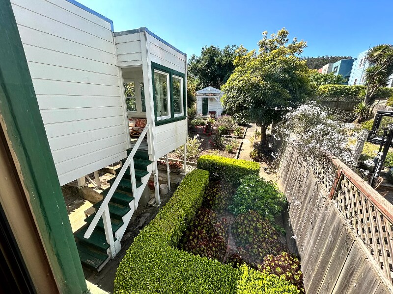 Building Photo - 2127 Cabrillo St