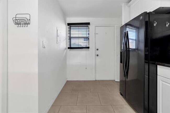 Building Photo - 1690 NE 191st St