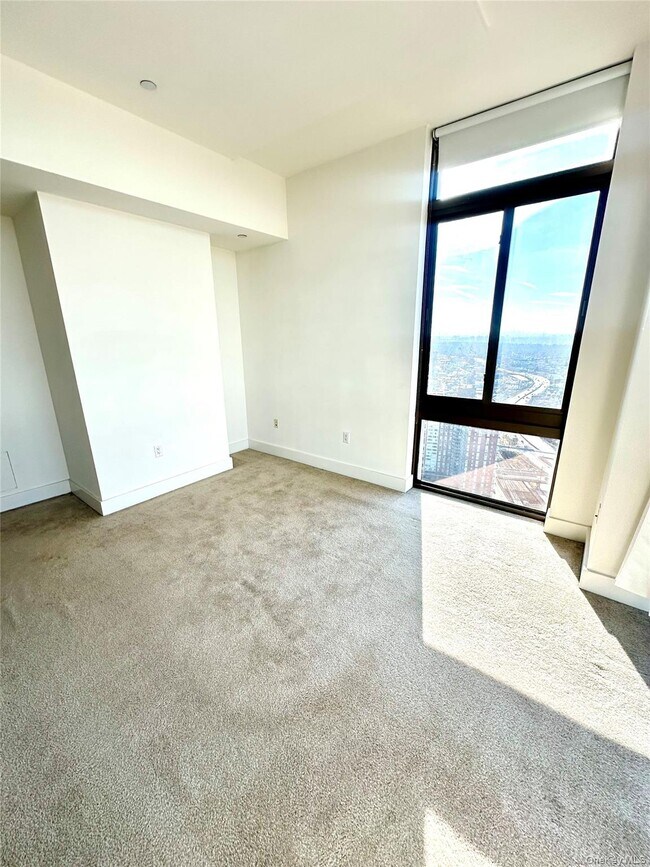 Building Photo - 175 Huguenot St