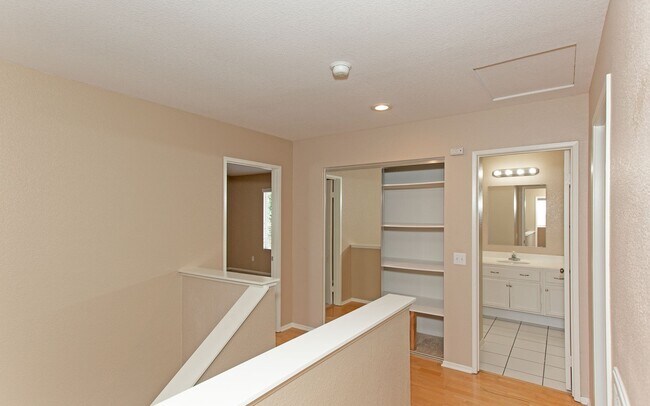 Building Photo - Large 4 Bedroom, 2.5 Bath Home with Large 3 Car Garage!!