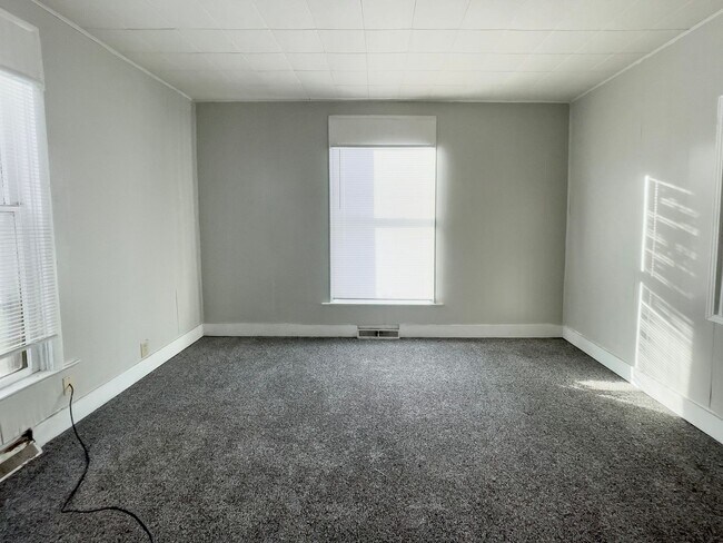 Building Photo - Downtown Home with fence and nice updates and clawfoot tub