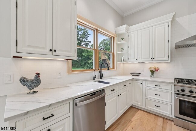 Building Photo - 5 Shores Rd