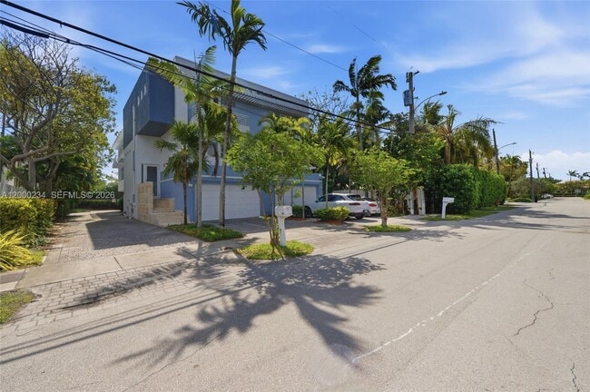 Building Photo - 832 N Victoria Park Rd