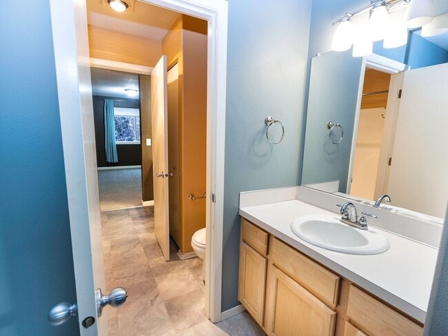 Building Photo - Bright & Spacious 2-Bedroom End Unit Townh...