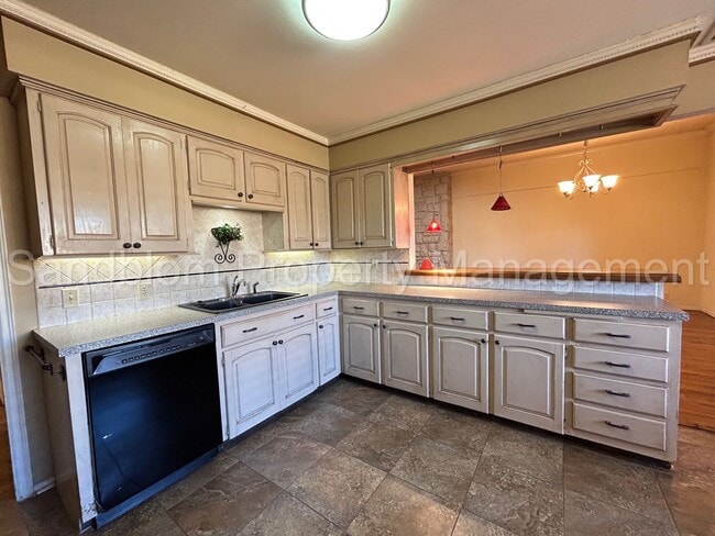 Building Photo - For Lease | South Tulsa Duplex | $1550 Rent