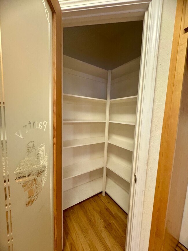Building Photo - Charming 3-Bedroom, 2-Bath Home in a Pictu...