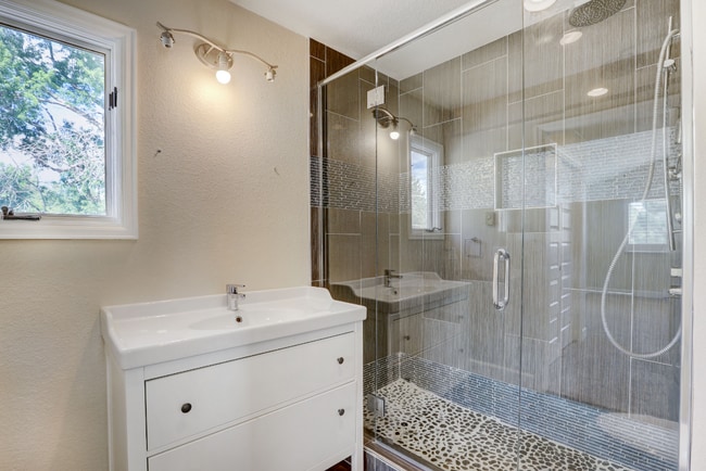 Building Photo - Spacious & Modern Home in Crestmoor Park!