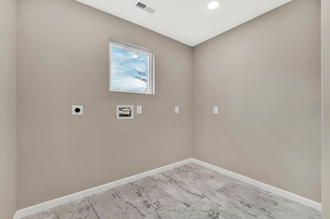 Building Photo - Charming 4 Bedroom Haven in Laurens
