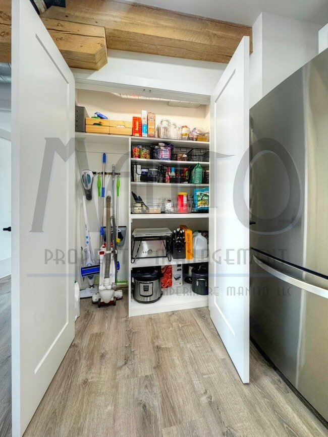 Building Photo - Stunning & Spacious Penthouse Condo