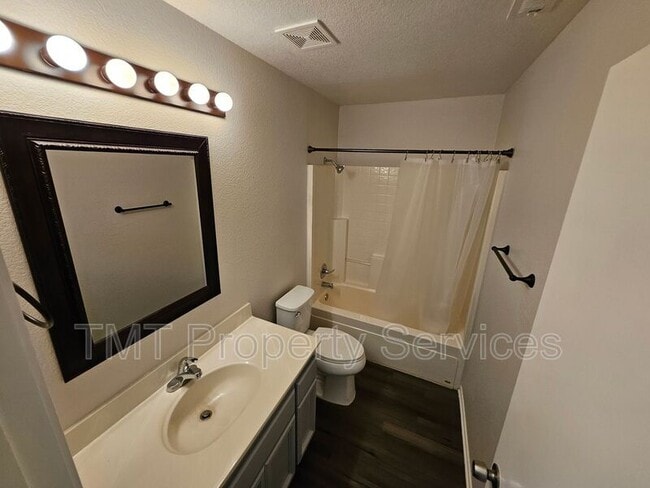 Building Photo - 3533 Des Moines Dr