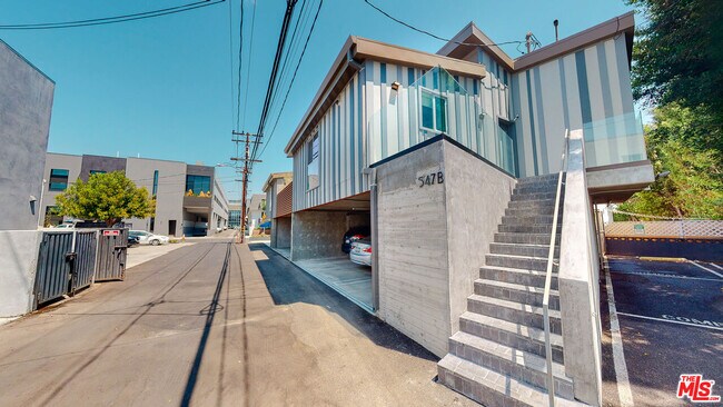 Building Photo - 547 N W Knoll Dr