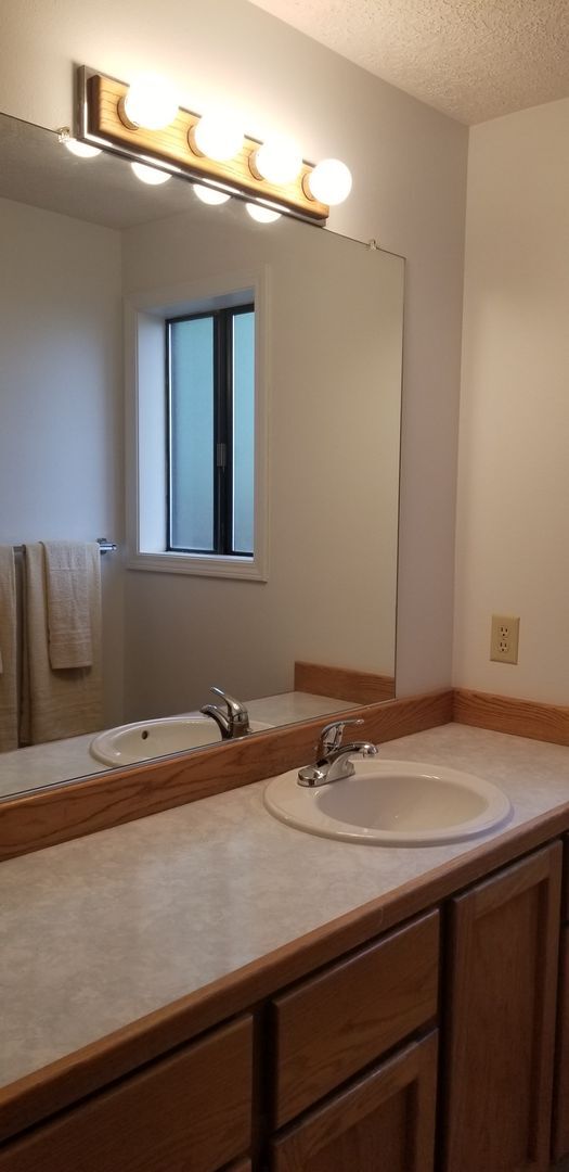 Building Photo - 3 BEDROOM CLOSE TO TIGARD HIGH SCHOOL