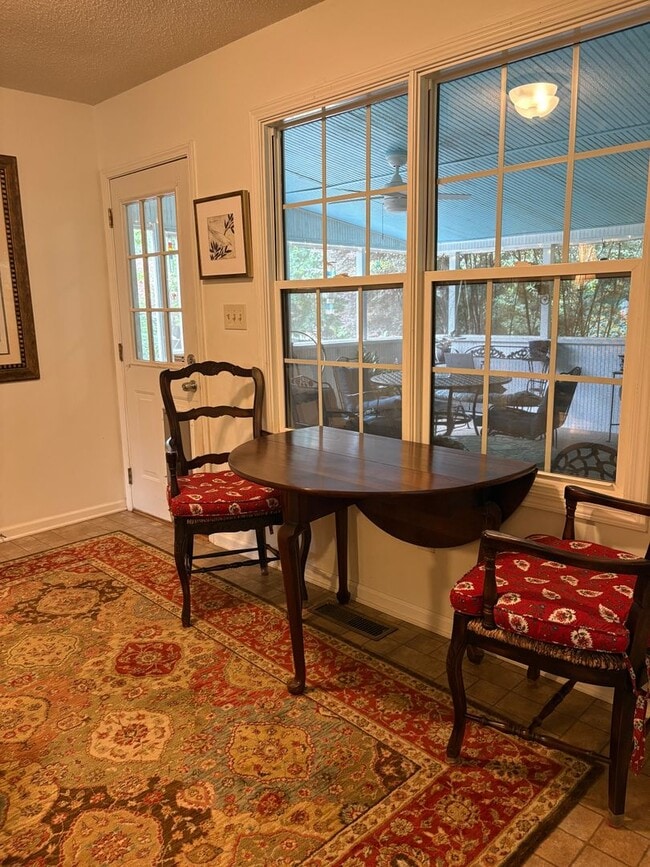 Building Photo - Large, private home in Rivercliff
