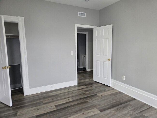 Building Photo - 123 Walnut St