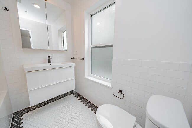 Building Photo - 848 32nd St