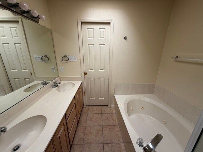 Building Photo - Spacious 3-Bedroom