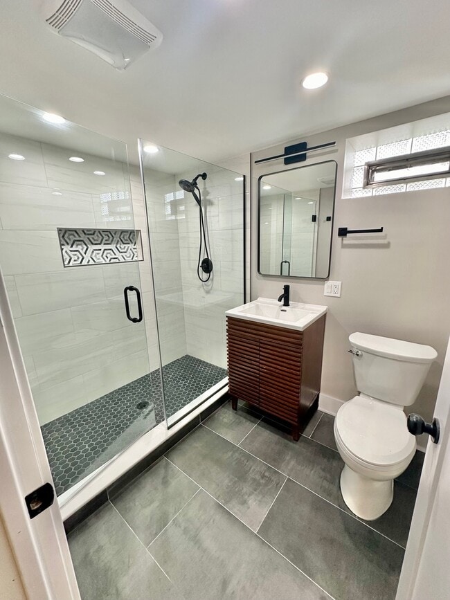 Building Photo - 8129 W Courtland Ave