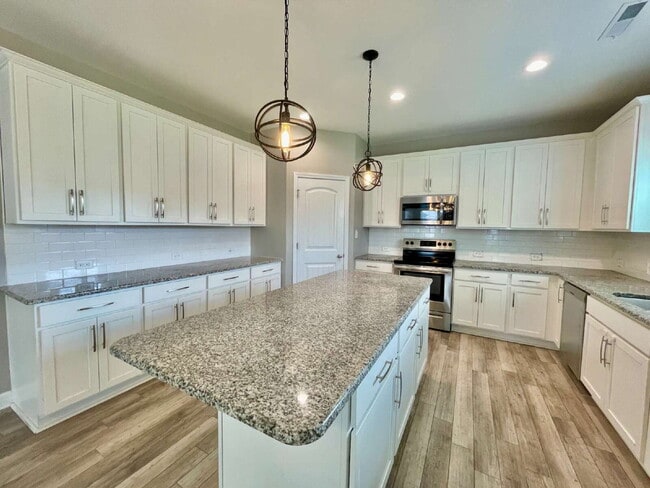 Building Photo - Spacious 4 Bedroom, 2 And A Half Bath Nest...