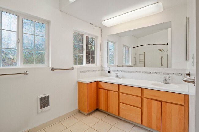 Building Photo - 4+ bed 2 bath available center of campus v...
