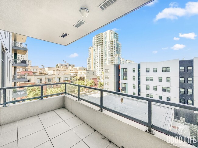 Building Photo - Stunning 2BD/2BA Condo in Downtown W/ W/D,...