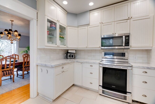 Building Photo - 3321 NE Peerless Pl