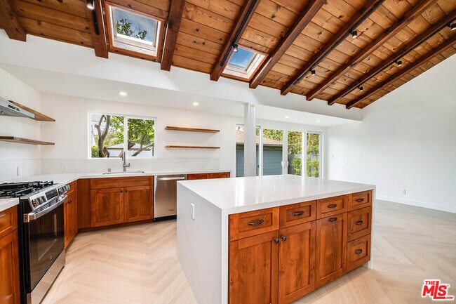 Building Photo - 749 N Niagara St