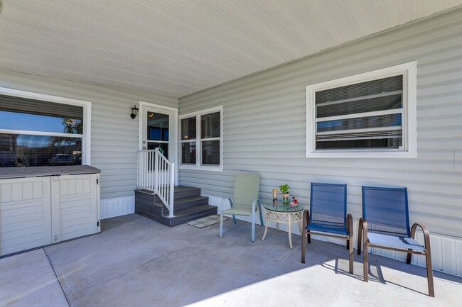 Building Photo - 670 N Green Cir