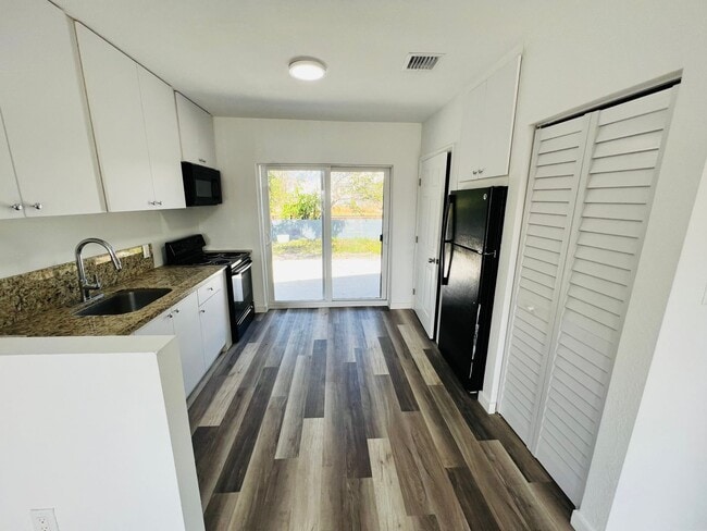 Building Photo - Fabulous Renovation! Gorgeous Three Bedroom and One Bath Home!