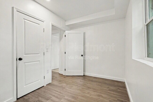 Building Photo - 2496 Lester St