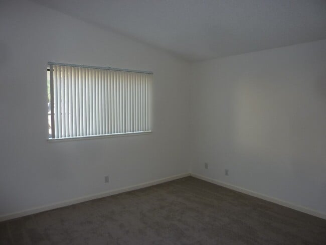 Building Photo - 2 Bedroom Duplex for Rent with Garage