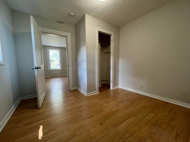 Building Photo - 613 N Dewey St