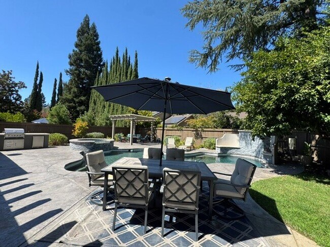 Building Photo - Gorgeous 3-Bedroom House in Gold River with pool