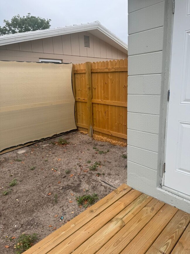Building Photo - Renovated 2/2 available now !