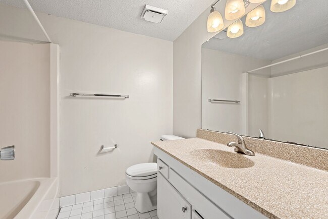 Building Photo - Bolinwood condo available May 1!  ! 3 beds, 2 baths in GREAT location in Chapel Hill!