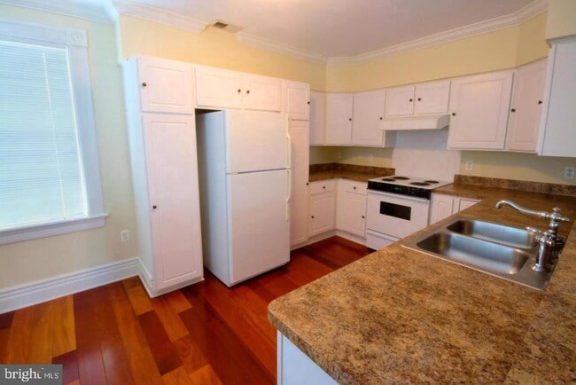 Building Photo - 303 Charles St