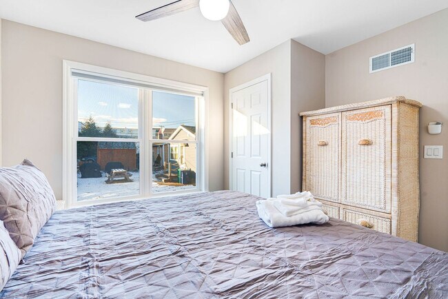 Building Photo - 12 Epping Ave