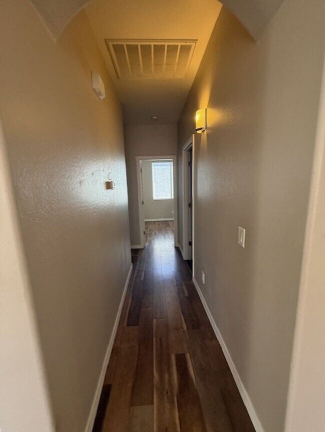 Building Photo - 3 Bedroom 2 Bath Home - Contact Property Pros Property Management