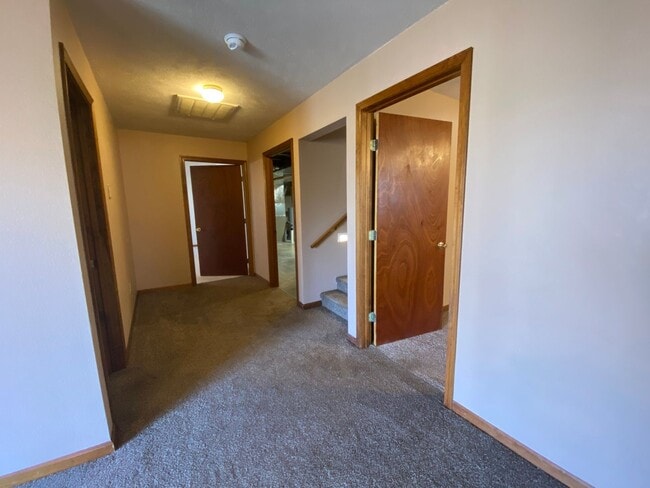 Building Photo - Large 4 Bed /  2 Bath Home