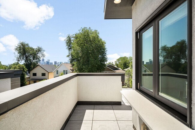 Building Photo - 3BD, 4BA Sunnyside Home With Office and Rooftop Deck