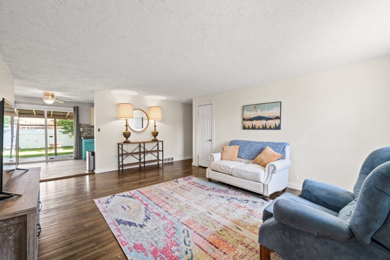 Building Photo - 1024 1st St