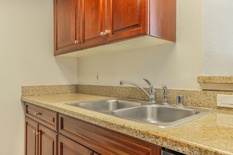 Building Photo - 5535 Canoga Ave