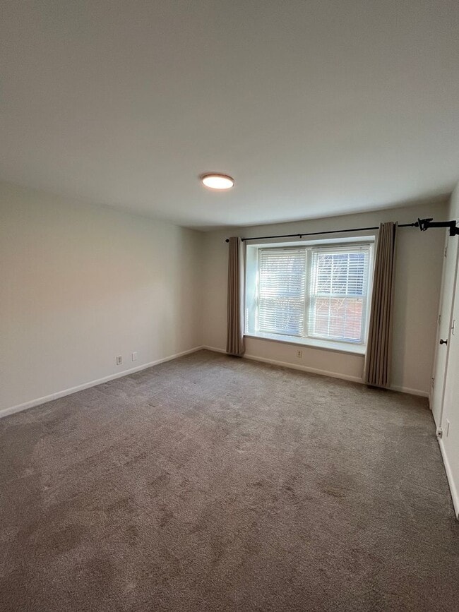 Building Photo - 2 bed/1.5 Bath Condo in Green Hills, Commu...