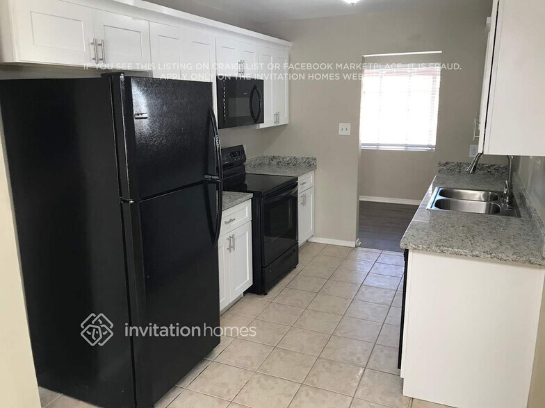 Building Photo - 1031 W 6th Pl