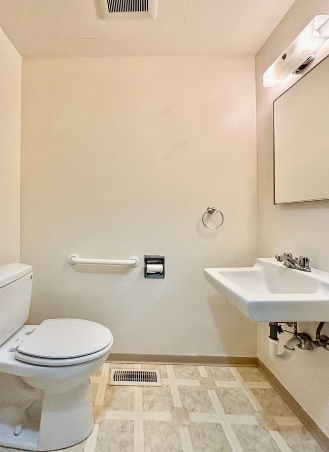 Building Photo - 3 Bed / 2.5 Bath Bellevue rambler $3,895/month