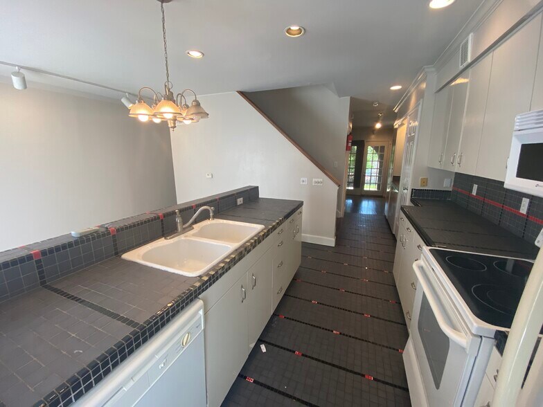 Building Photo - 2000 Fairview Ave