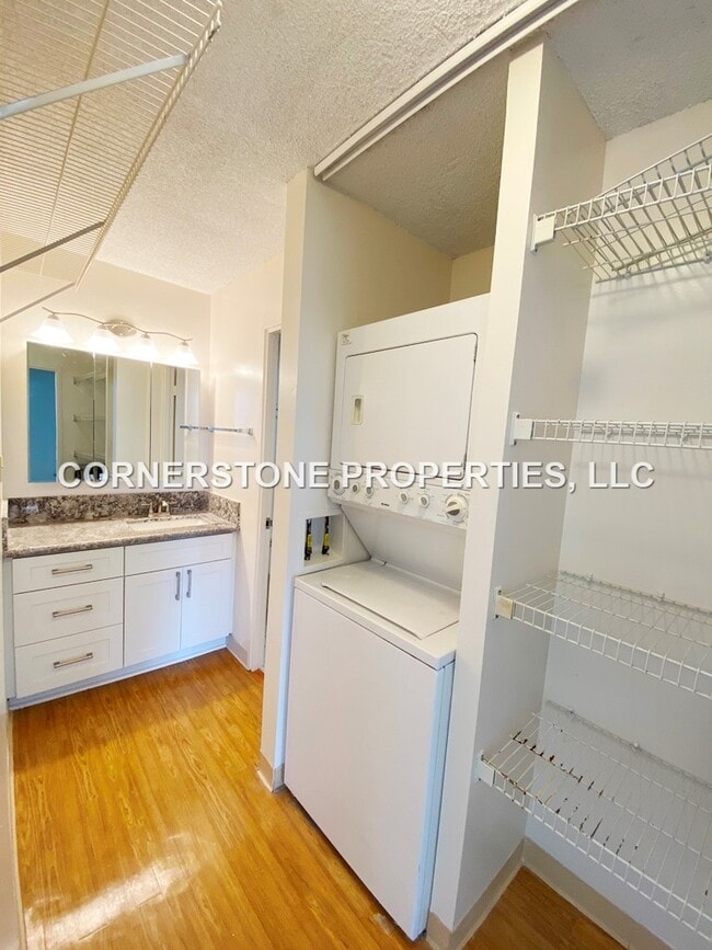 Building Photo - 796 Isenberg St